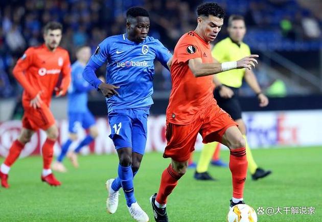 关于曼联客场战胜那不勒斯，展现强大实力的信息