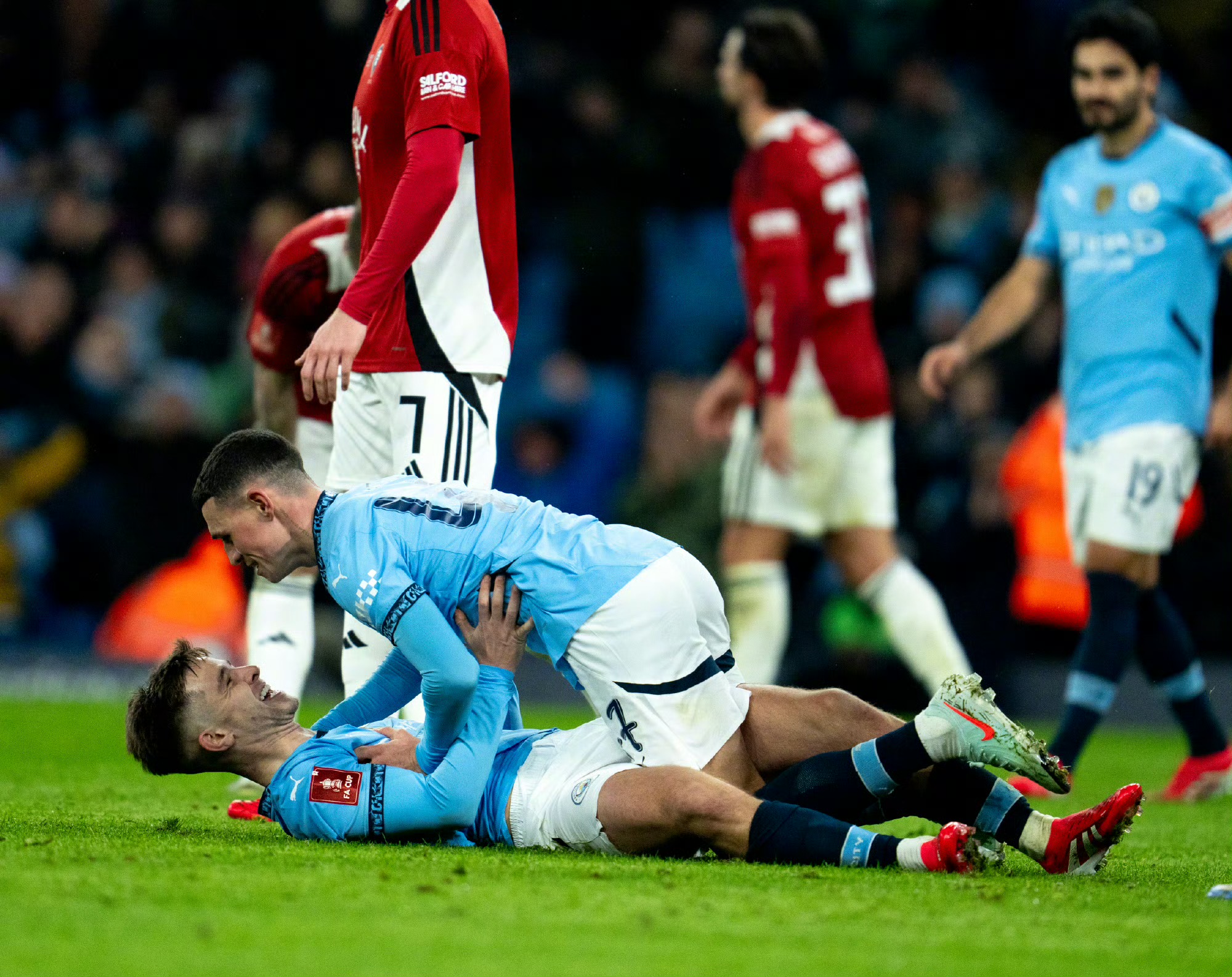 包含曼城备战强敌，球队士气高昂的词条