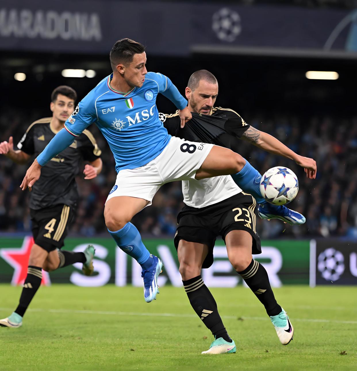 包含AC米兰客场大胜那不勒斯，取得五连胜的词条