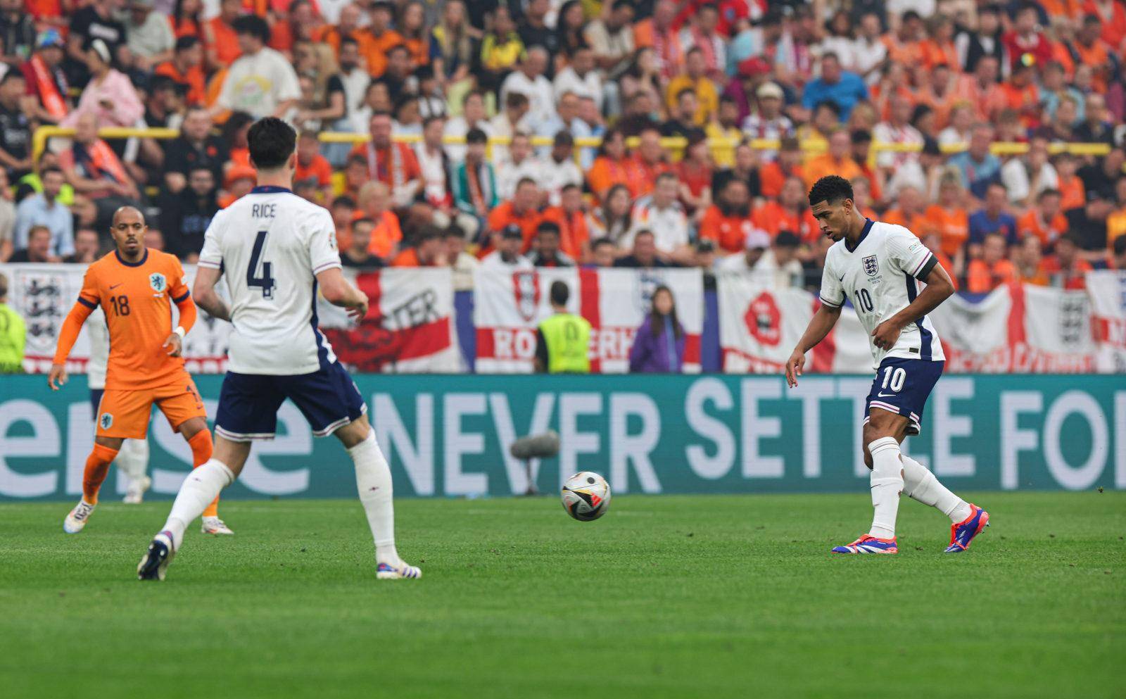 包含欧洲区足球比赛中球队轻松取胜晋级的词条