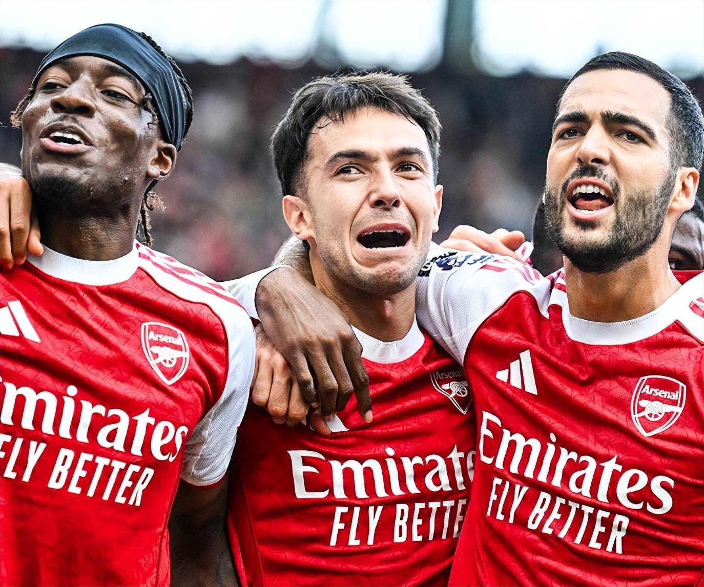 包含阿森纳队员赛场上技惊四座，球队士气高涨的词条