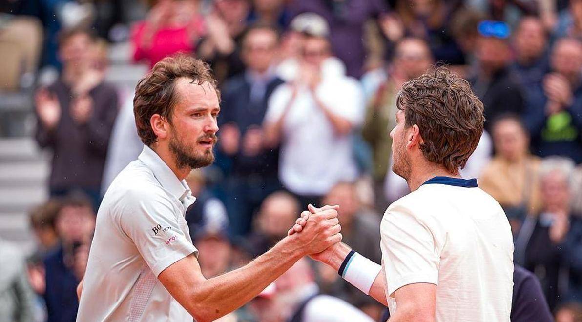 关于西班牙网球队鏖战法国网球队，梅德韦杰夫送出助攻的信息