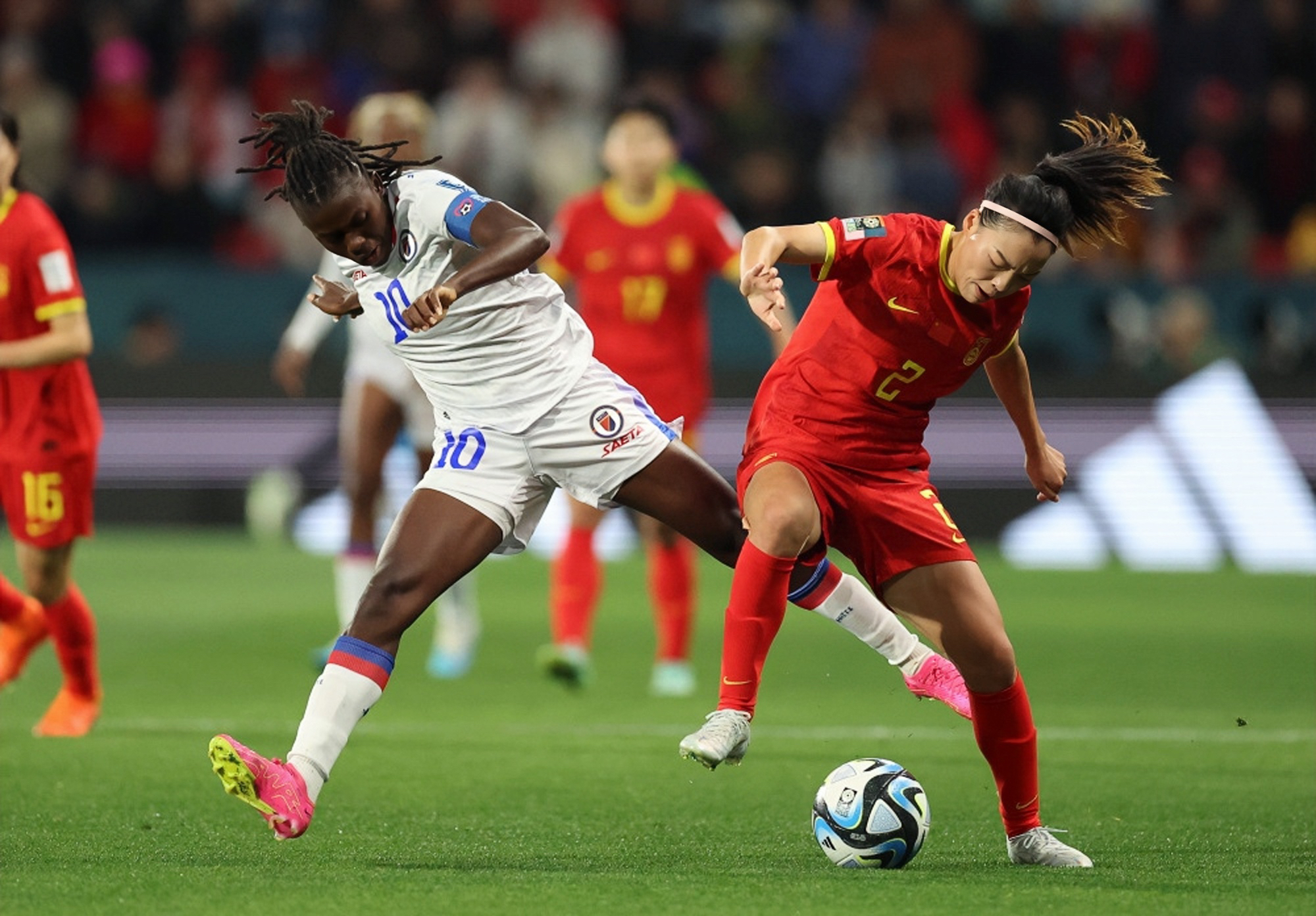 英勇竞赛，女足选手们战斗到底的简单介绍