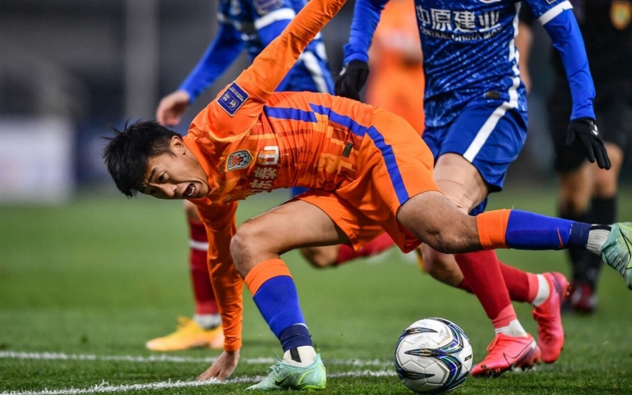 关于河南建业险胜，豪取重要三分的信息