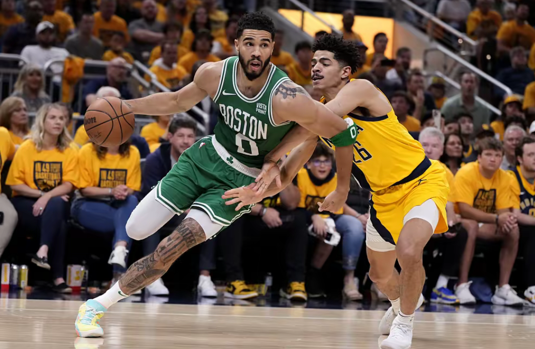 凯尔特人险胜步行者，布克惊艳四座的简单介绍