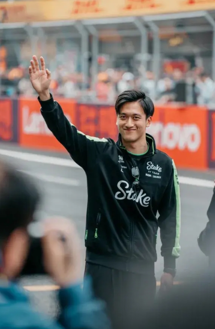 包含索伯车队轻取威廉姆斯，周冠宇点燃赛场的词条